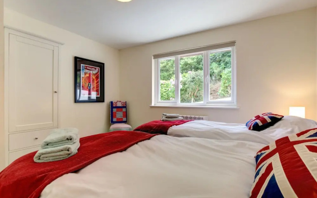 Beautiful Holiday Home in Mawgan Porth With Garden