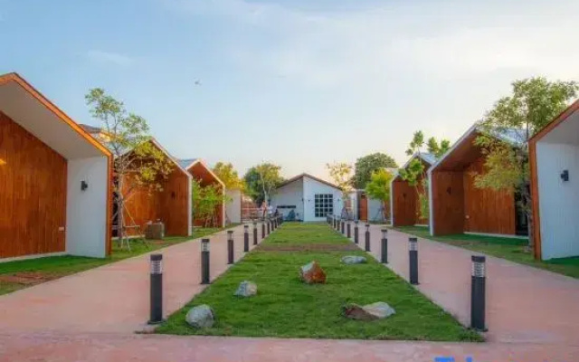The O-Zone Airport Riviera Lodge