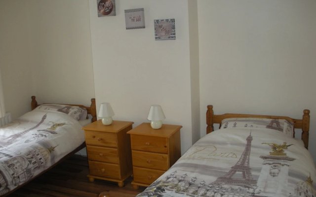 Beautiful 3-bed House in Knock