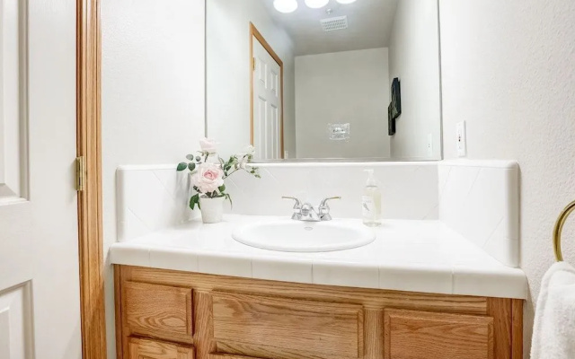 Montgomery Estates Bliss - Hot Tub, Pets, Family Fun!