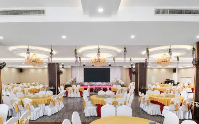 Dongxing Golden Coast Hotel (High-speed Railway Station Branch)