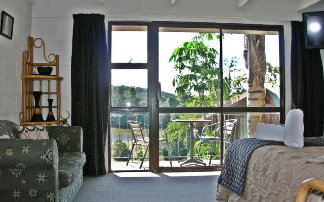 Waterfalls Estate - Motel & Campground
