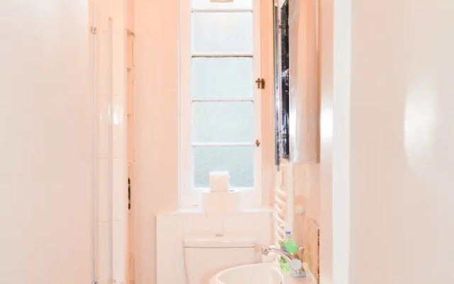 Peaceful 1 Bedroom Edinburgh Home
