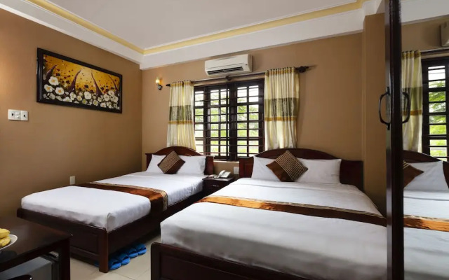 Holiday Hotel