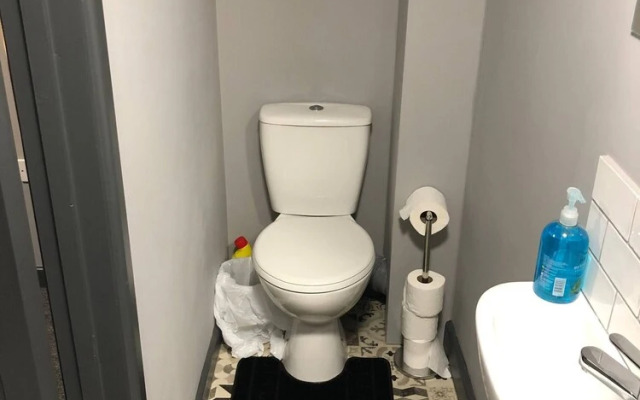 Room in House - Private En-suite Room In Town, Close To Hospital