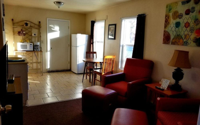 Lamplighter Cabins & Suites