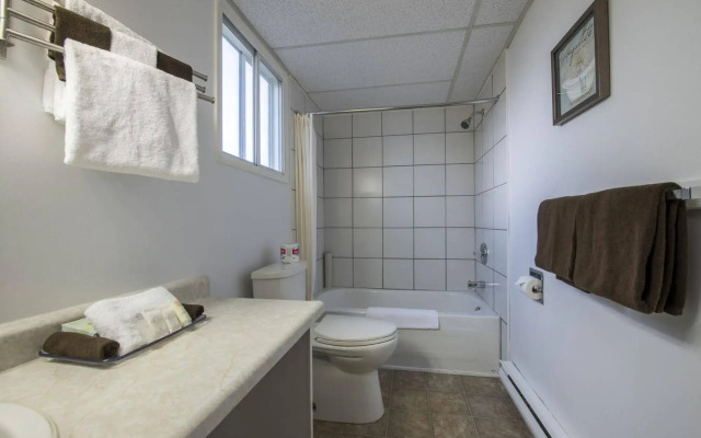 Maple Leaf Motel Inn Towne