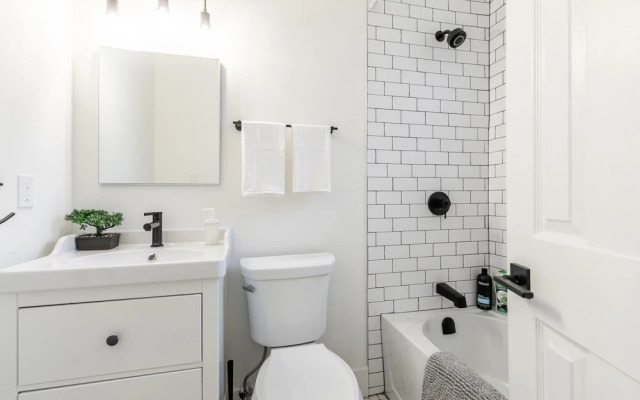 Warm Cozy 2 Bedroom Apartment w Netflix