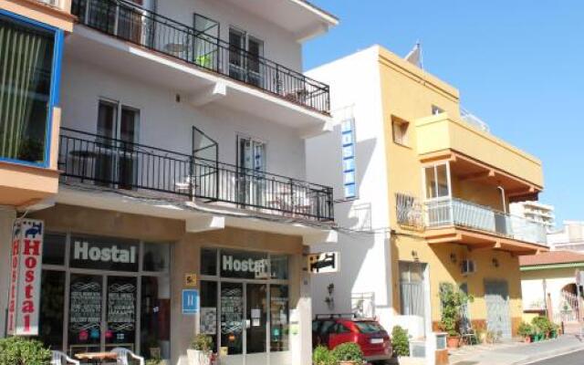 Отель Hostal Nevada Испания, Фуэнхирола - отзывы, цены и фото номеров - забронировать отель Hostal Nevada онлайн вид на фасад