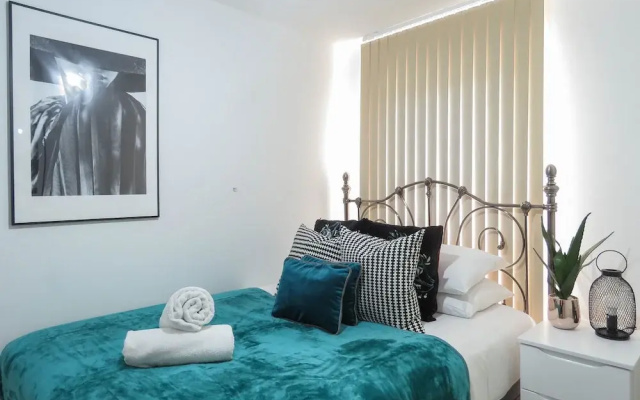 Tudors eSuites Apartment with 4 Beds