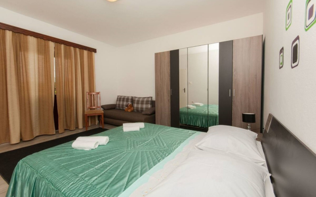 Apartment Dama - 10 m from beach: A1 Sukosan, Zadar riviera