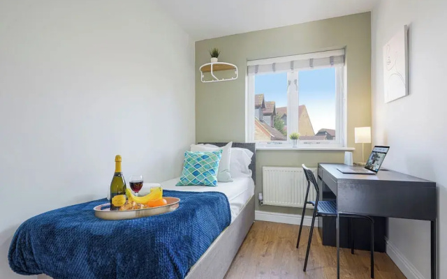 3 Bed House - Sleeps 7 - Garden - Parking - Wifi