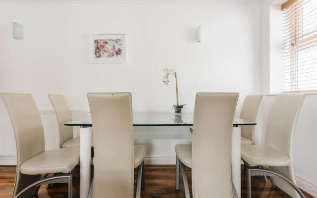 Top quality two bed apartment near beach front