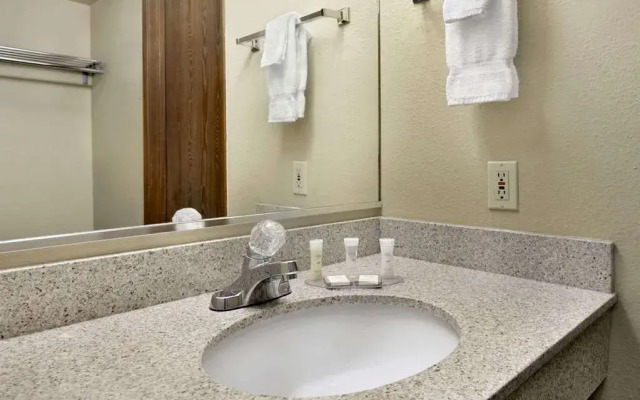 Howard Johnson Inn & Suites Tacoma Near McChord AFB