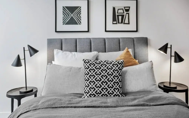 Luxuria Apartments - Collins House