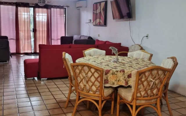 Lovely 2-bedroom condo with POOL