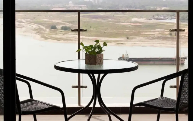 High-floor 2BR Suite, Water Views, Free Parking