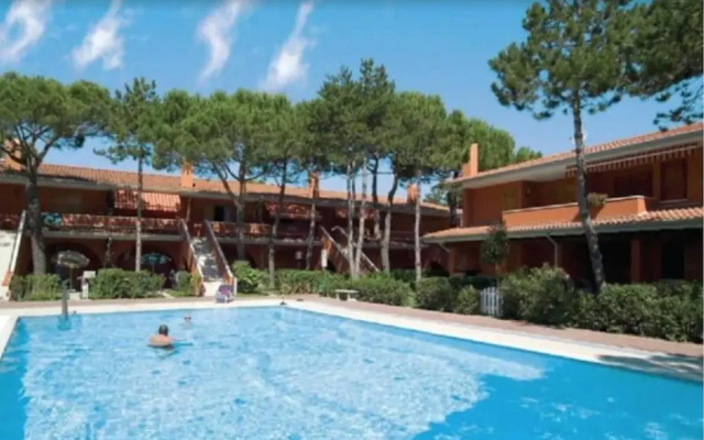 Flat in a Poolside Residence-beahost