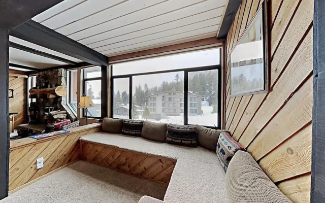 Slopeside Comfy 2-Bedroom Home with 3 Spas! by RedAwning