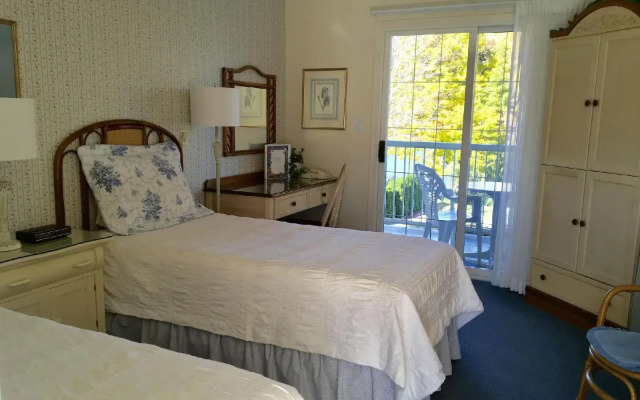 Lakeside Country Inn