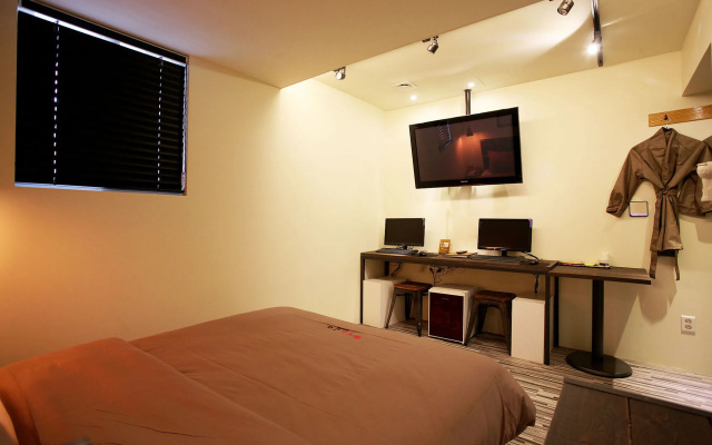 Achasan Station Wall Hotel