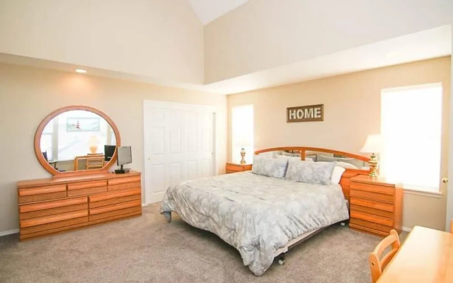 Cozy Gathering Space and Sparkling Amenities - Charming Seaside Haven