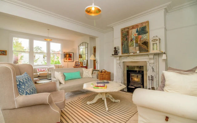 4 Bedroom Canalside Family Home in Oxford