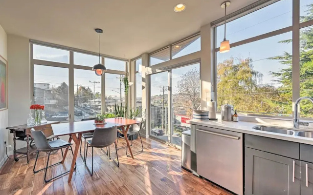 Sleek Seattle Home w/ Rooftop Patio & Views!