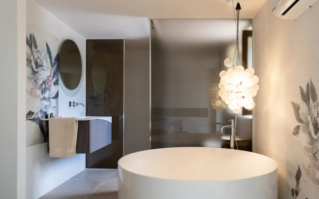 Villa L'Arco in Col with jacuzzi tub