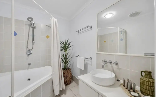 3-bed Haven With Balcony and Bbq, 5-min to Beach
