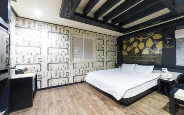 Show Hotel