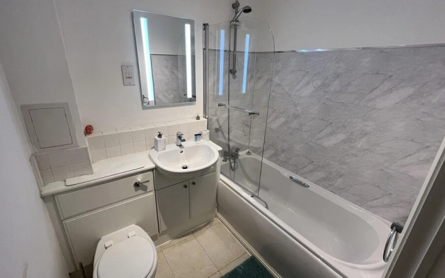 Spacious Modern 2BR Apartment Near City Center