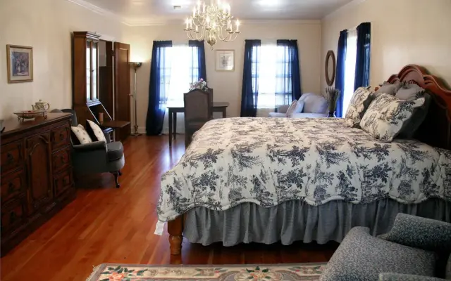 R. R. Thompson House Bed & Breakfast
