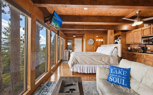 Stunning Views at Stargazer Lakefront Studio!