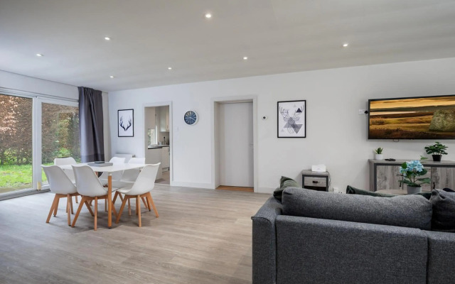 3 Bed Private Bungalow Close to Amenities, Wifi, Parking