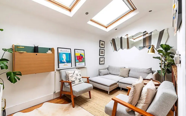 Modern Airy 2-bed Gem in Trendy Stoke Newington