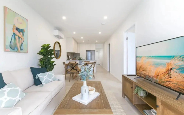 Oceanside Apartment With Bay Views