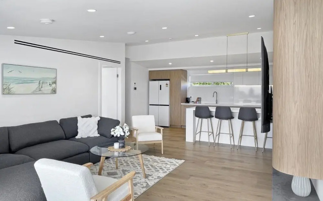 Modern 4-bed Townhouse With Water Views