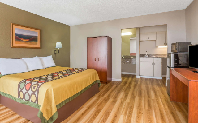 Super 8 by Wyndham Metairie