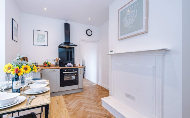 Spacious Home Ideal for Professionals Sleeps 8