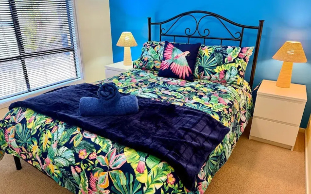 Lakeside Getaway - 4BR Jetty Wi-fi Waterfront