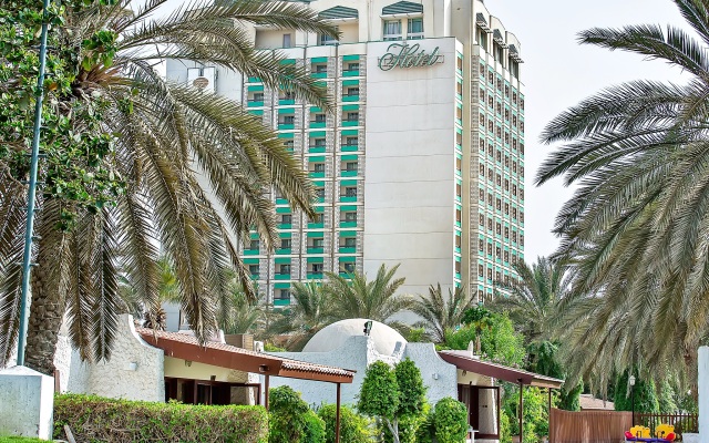 Отель Holiday International Sharjah вид на фасад
