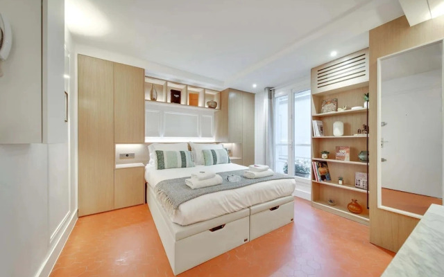 Historical Apartment in the Heart of Paris - 3