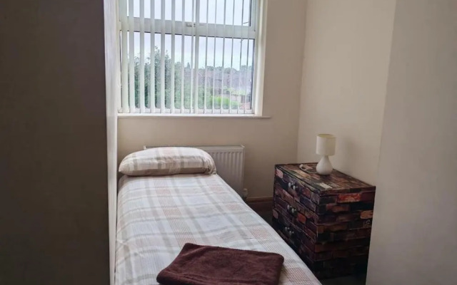 House - Sleeps 4 - Garden - on Street Parking