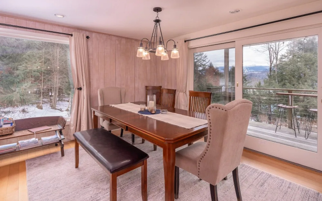 Classic Stowe Ski 3 Bedroom Chalet by RedAwning
