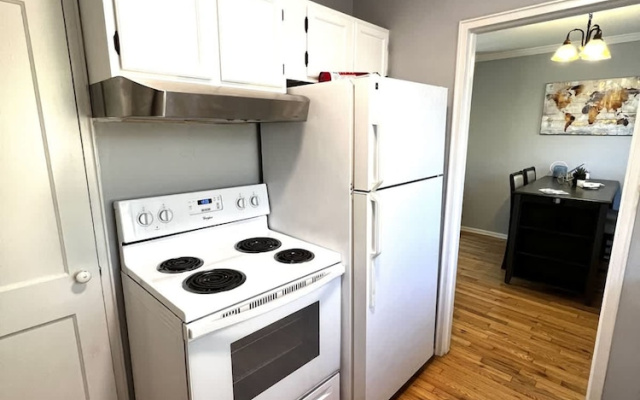 Walkable 2BR Condo Near Greenway Mission