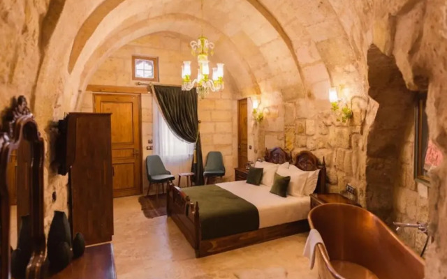 Solo Cave Suites