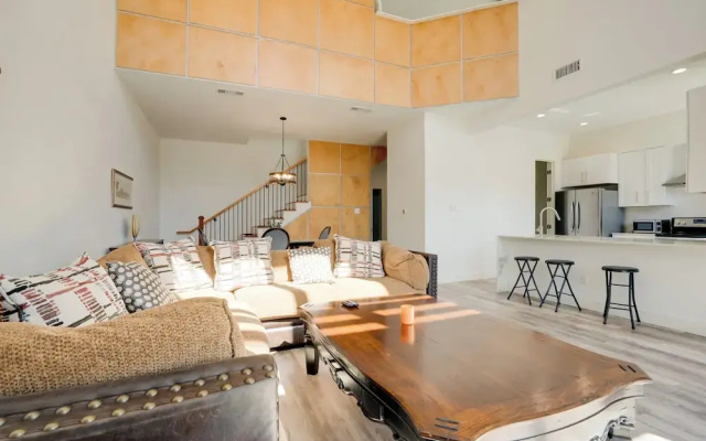 Spacious Lake Highland Townhome W/ Pool!
