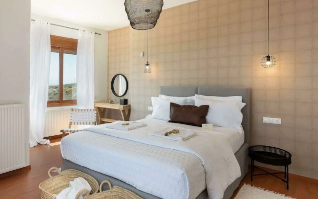 Villa in Agia Pelagia With Pool & Sea Views