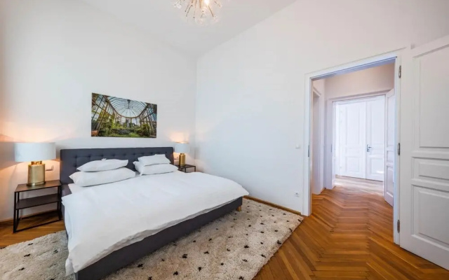 Deluxe Apartment With Parking and Office Next to the City Park